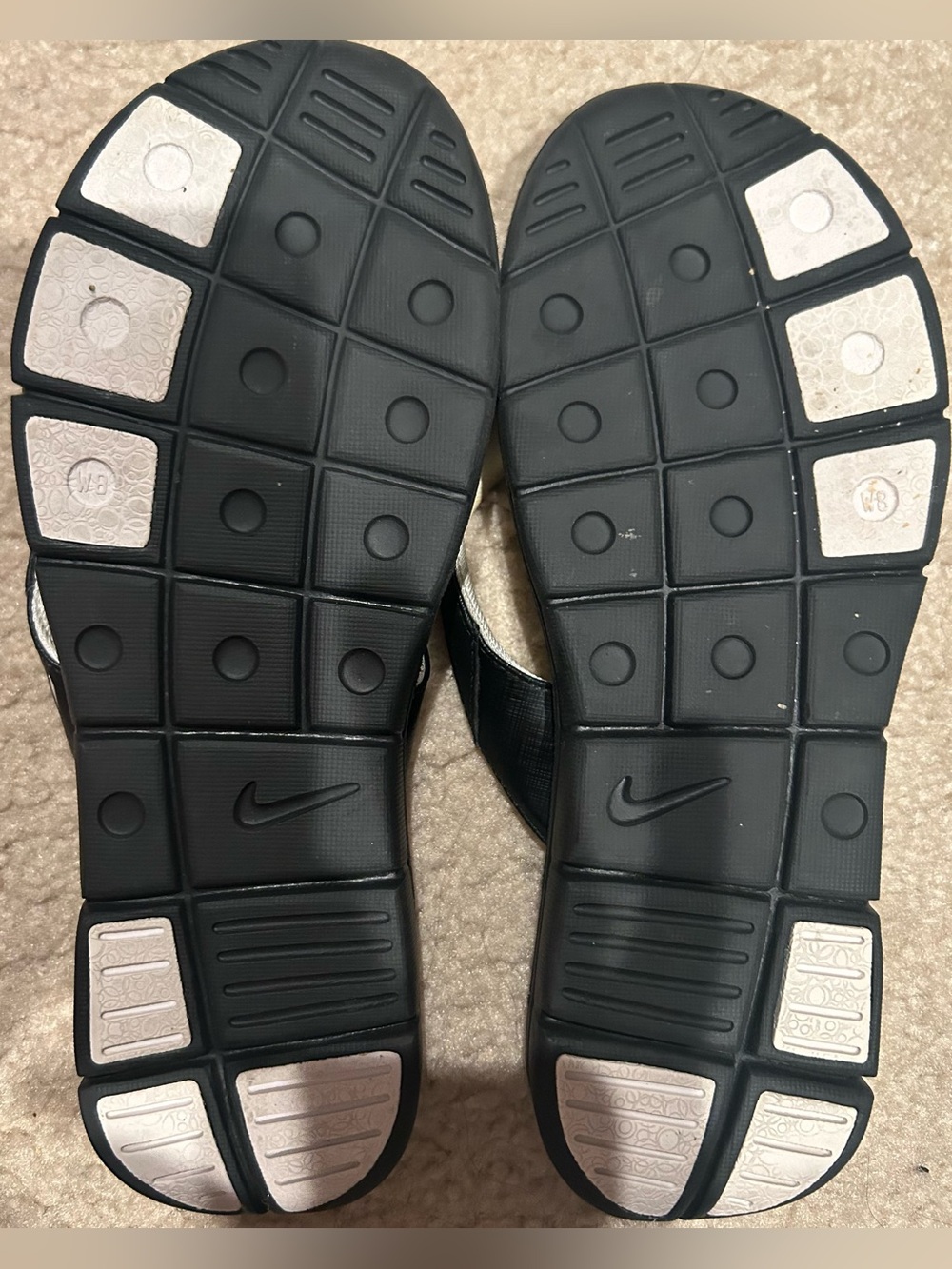 Nike Women’s Comfort Bed Black and White Flip Flops with Cushioned Footbed EUC 8 - Picture 6 of 8